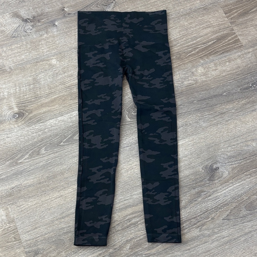 SPANX " Look at me Now" Dark Camouflage Leggings - Woman Medium